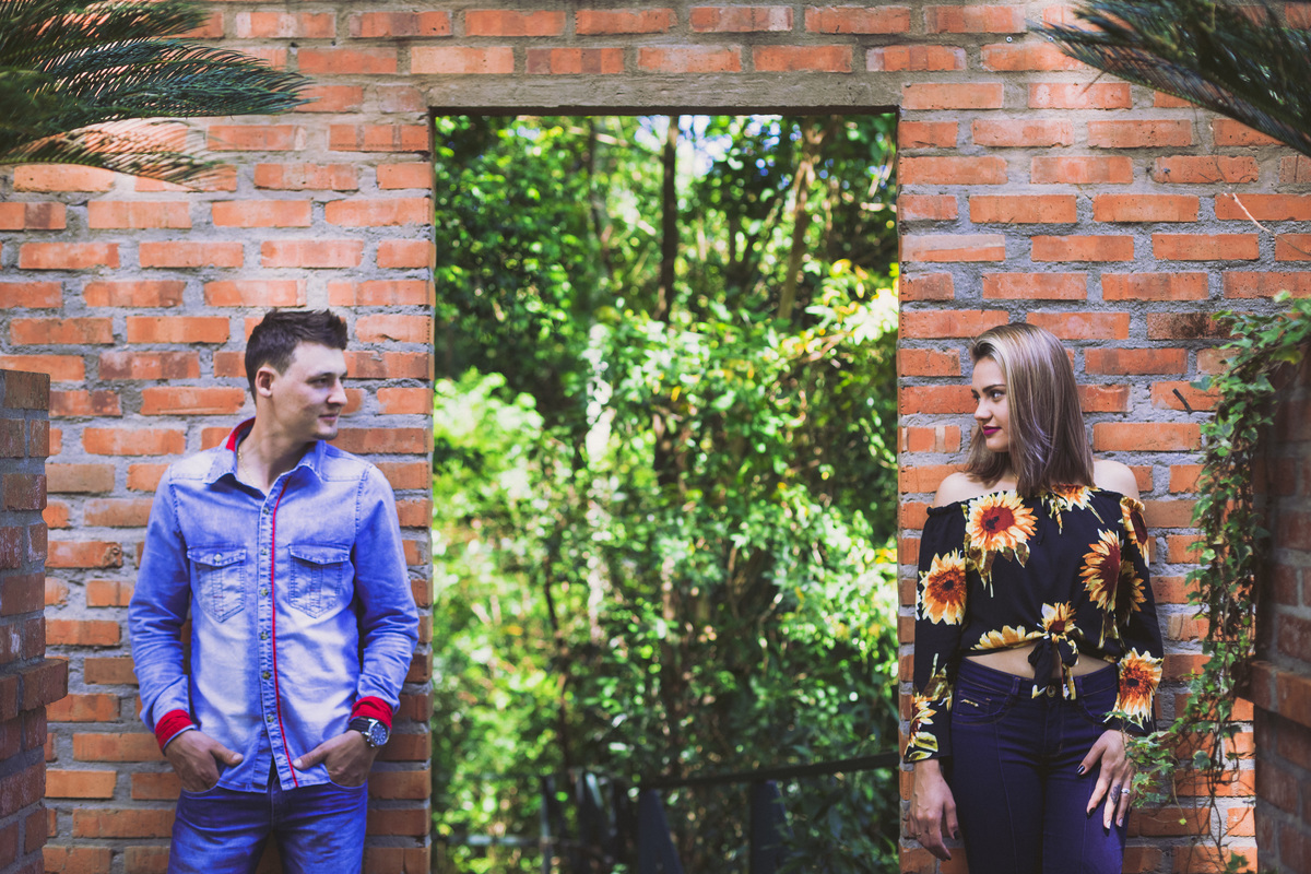 Ensaio casal no parque  Denize e william encostados no muro de olhando um para o outro