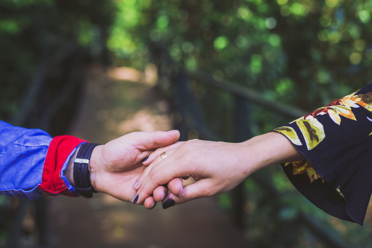 Ensaio casal Denize e william dando as mãoa foto das mãos do casal carinho e cuidado 