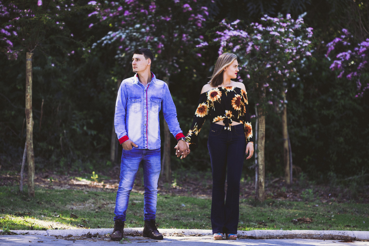 Ensaio casal no parque  Denize e william olhando para lados contrarios de mãos dadas