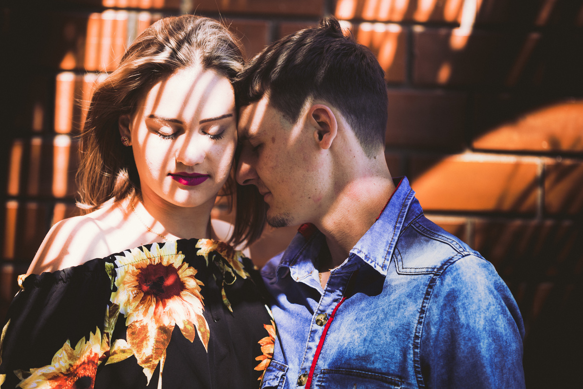 Ensaio casal Denize e william casal rosto encostado