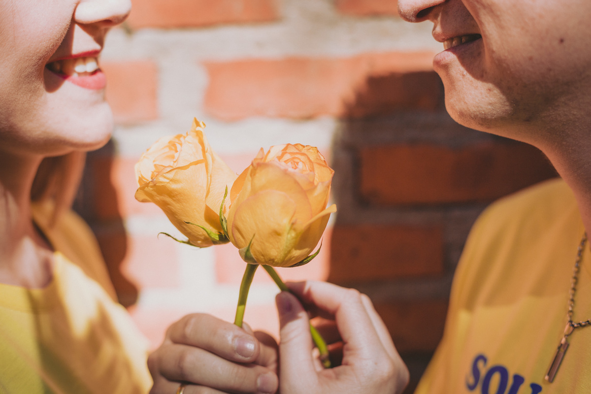 Angela e Ricardo Ensaio casal  flor amarela Jornada jovem JJ