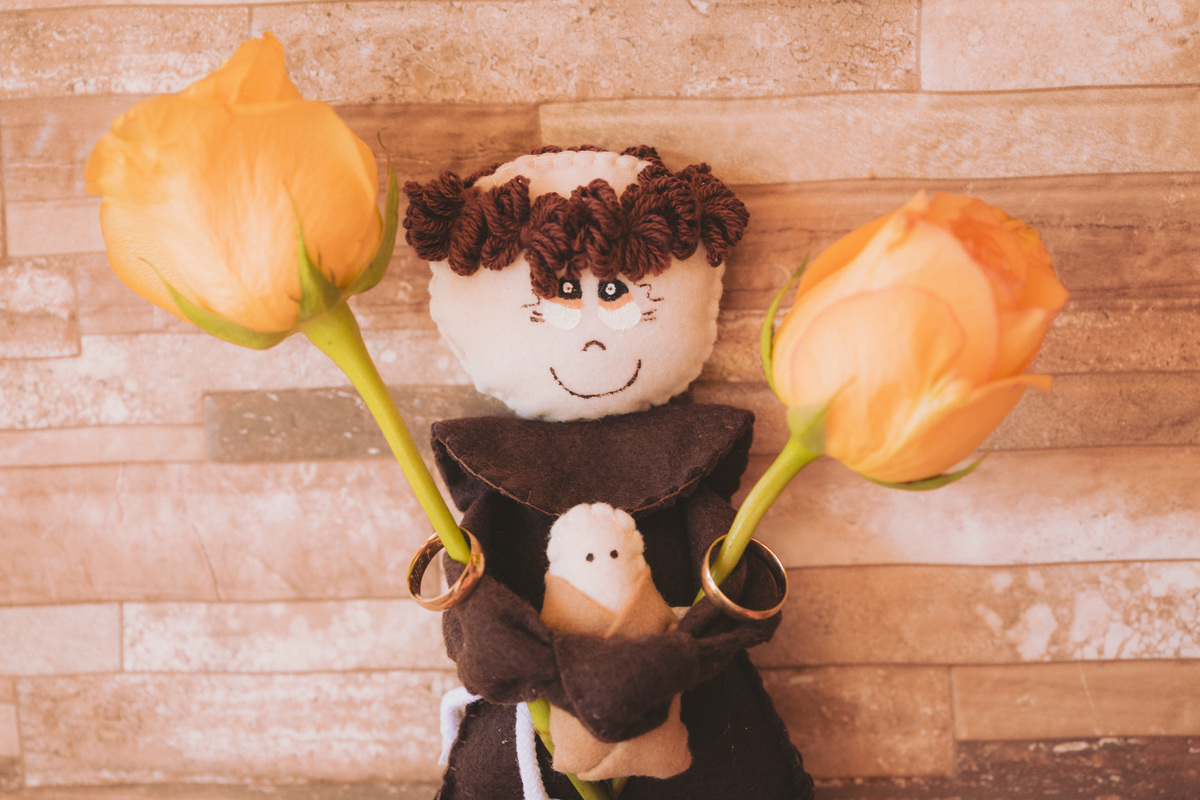 Angela e Ricardo Ensaio casal Alianças flores amarelas Santo Antonio