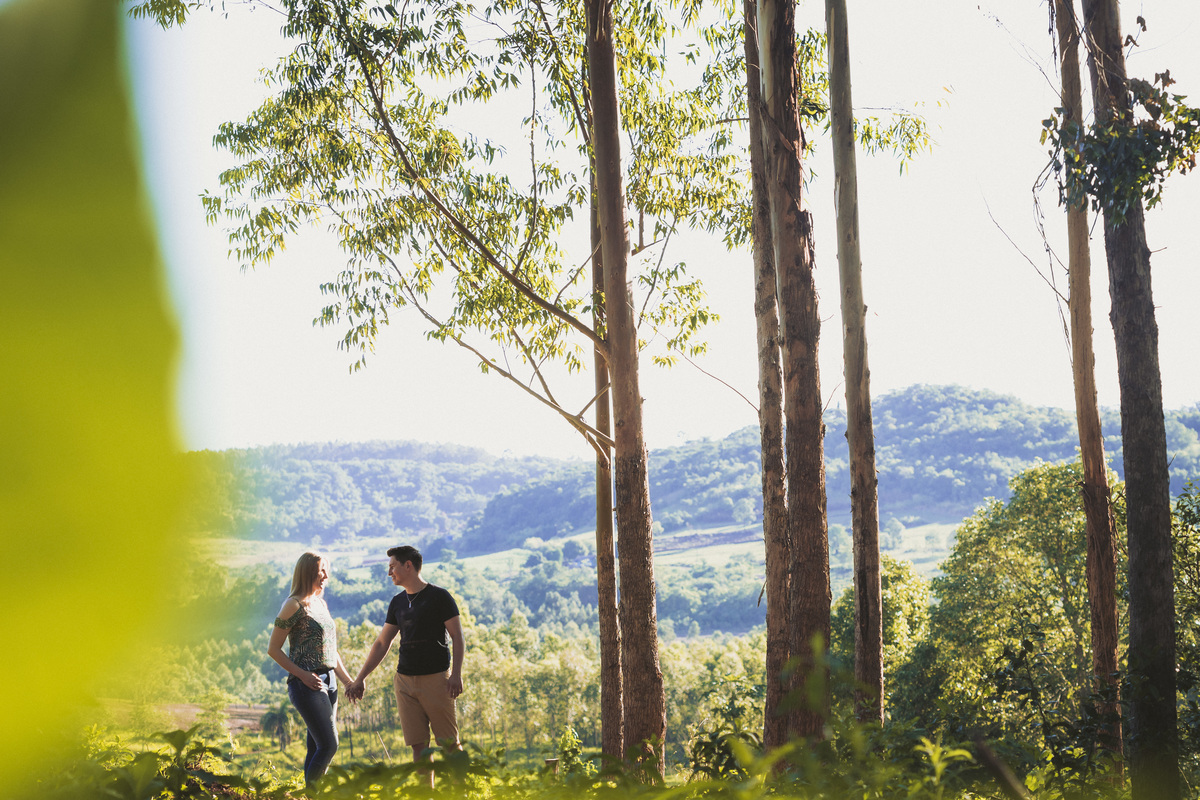 Angela e Ricardo Ensaio casal eucalipto montanhas 