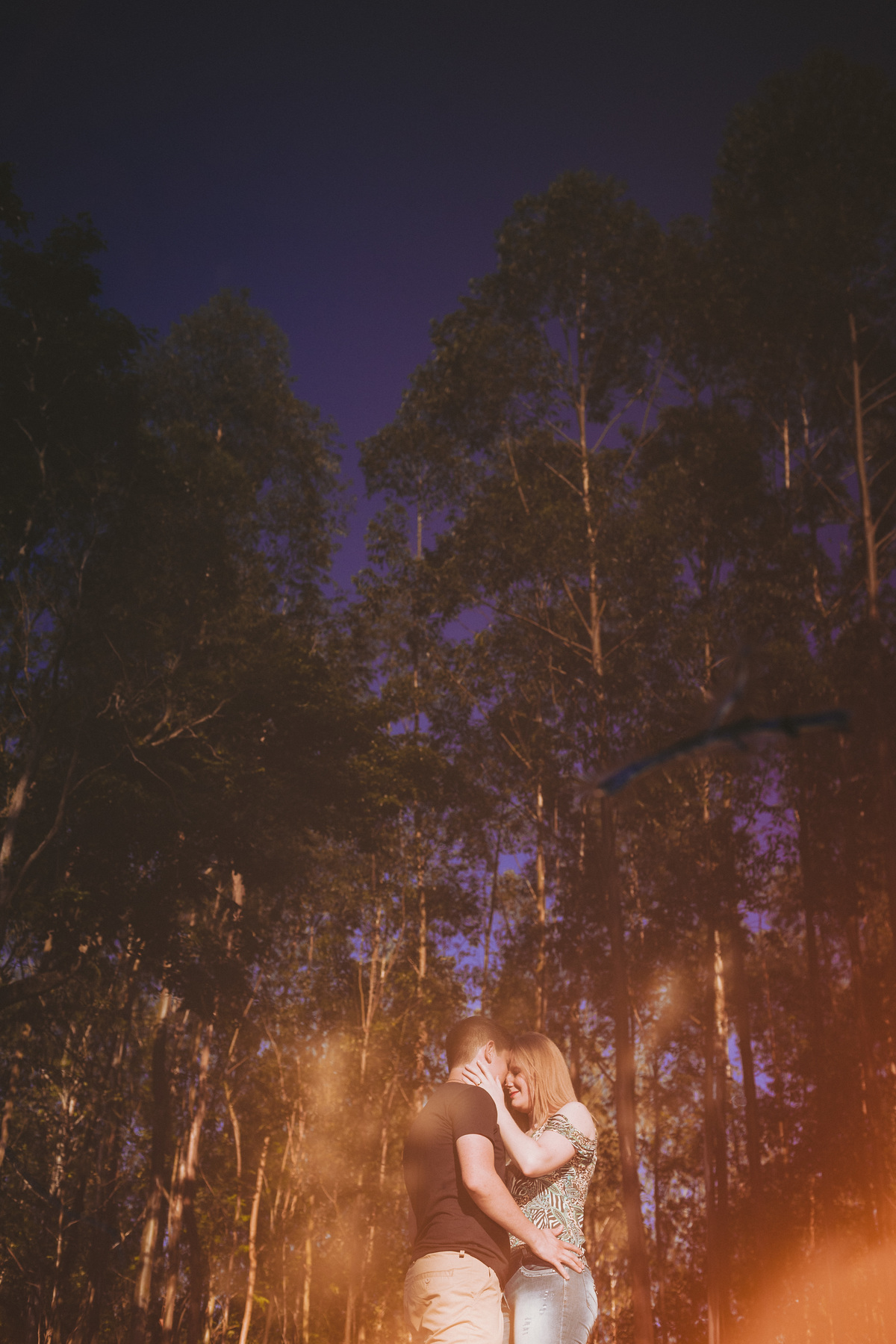 Angela e Ricardo Ensaio casal Foto no reflexo  poça de água recanto Colussi 