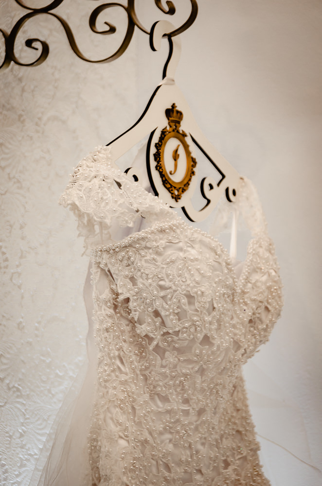 Fotografia do vestida de noiva branco no making of no salão de beleza no dia da noiva no dia do casamento em Maringa PR