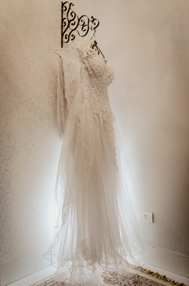 Fotografia do vestida de noiva branco no making of no salão de beleza no dia da noiva no dia do casamento em Maringa PR