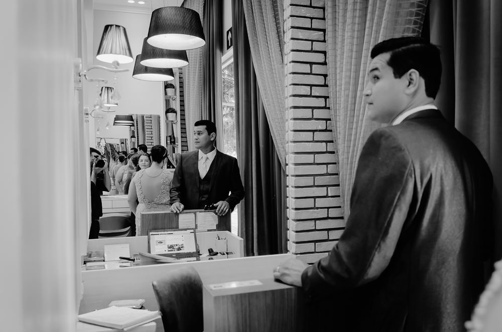 Fotografia de making of no dia do casamento no salão de beleza no dia da noiva do irmão da noiva em frente ao espelho em Maringá PR