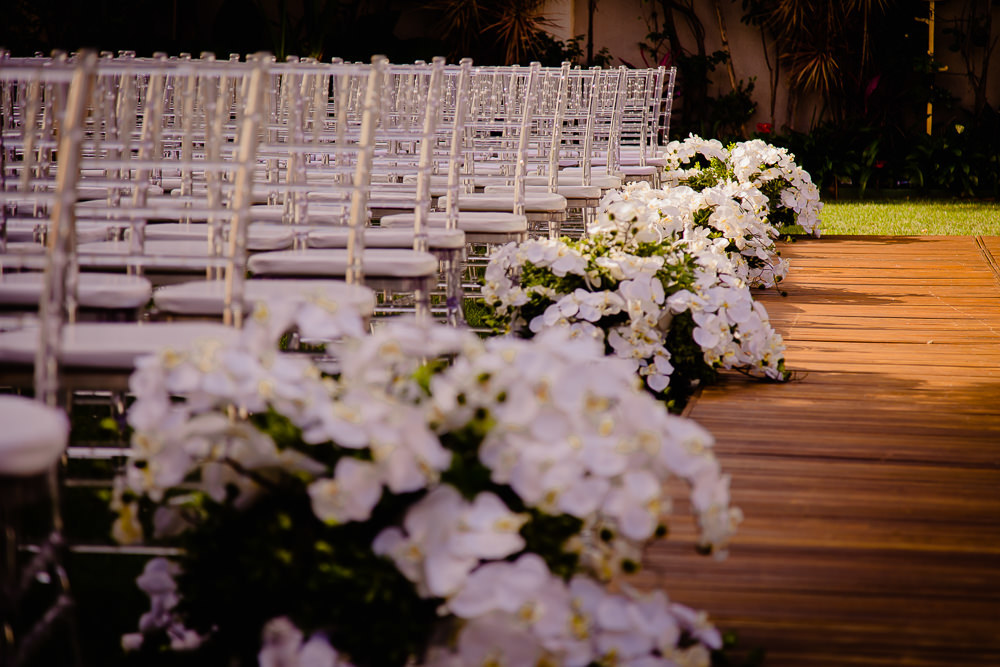 Fotografia da decoração da cerimônia de casamento com flores brancas e cadeiras no salão de festas e eventos em Maringá PR