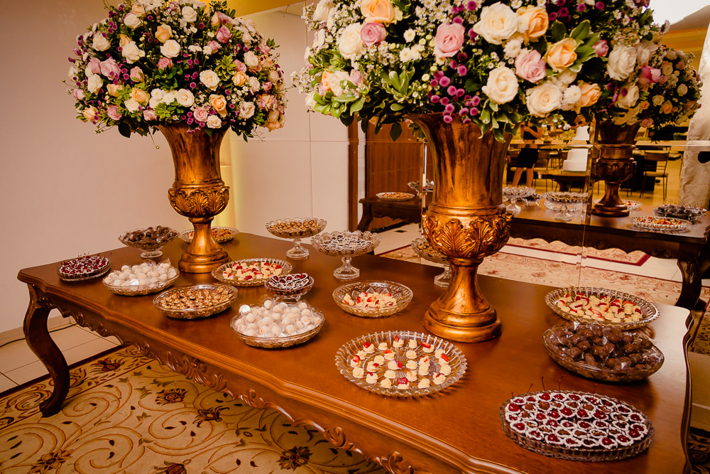 Fotografia da decoração na mesa de doces da festa e recepção de casamento em Maringá PR