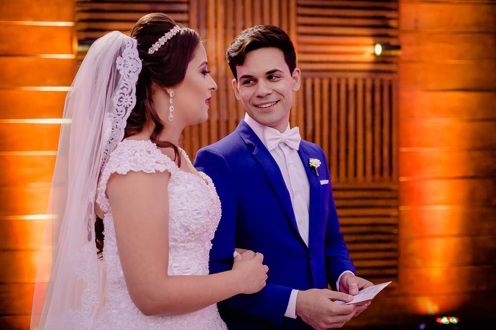 Fotografia da cerimônia de casamento dos noivos cantando o cântico de 