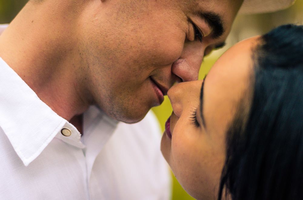 Fotografia do ensaio pre casamento ou wedding do noivo e da noiva com os rosto bem próximos quase se beijando em Araçatuba, SP