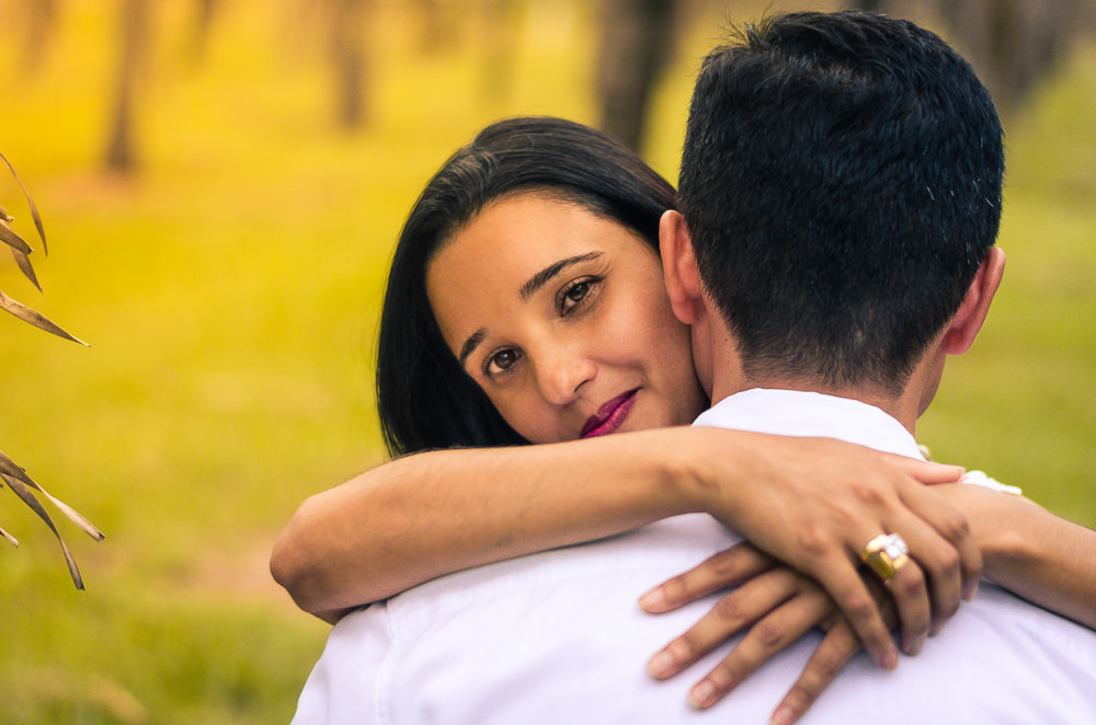 Fotografia no campo durante o dia com sol do ensaio pre casamento ou wedding do casal de noivos em Araçatuba, SP