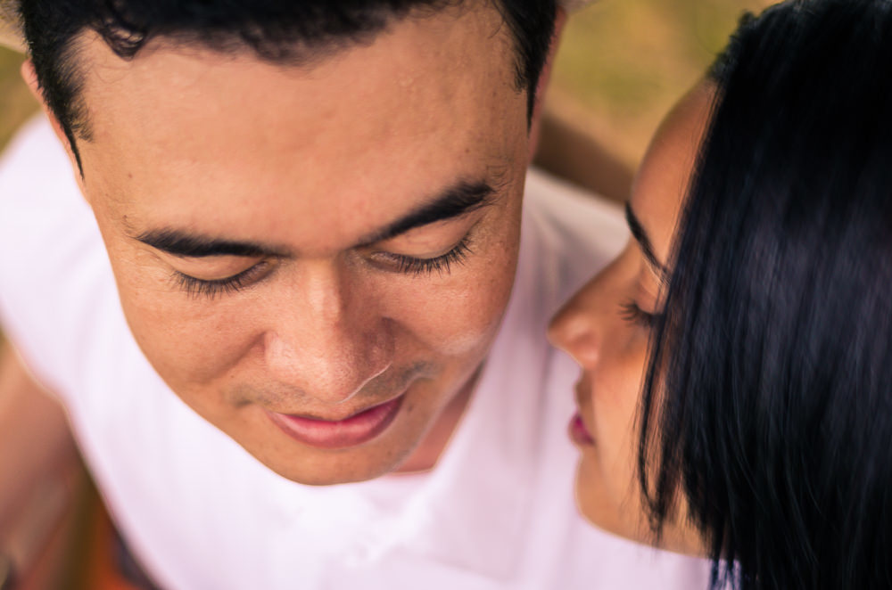 Fotografia do noivo e da noiva no ensaio pre casamento ou wedding, estão com os rostos bem próximos, em Araçatuba, sp