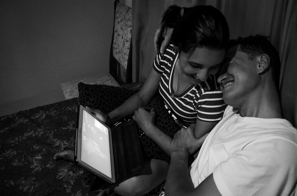 Fotografia no ensaio pre casamento ou wedding do casal de noivos assistindo a uma série da Marvel, Agentes da SHIELD juntos em um tablet em Araçatuba, SP