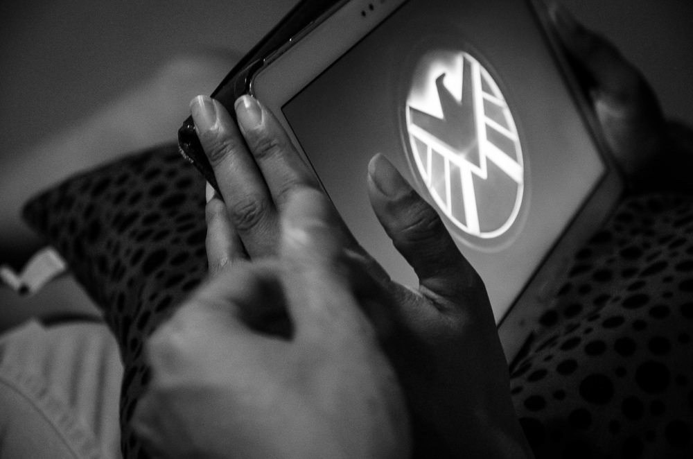 Fotografia no ensaio pre casamento ou wedding do casal de noivos assistindo a uma série da Marvel, Agentes da SHIELD juntos em um tablet em Araçatuba, SP