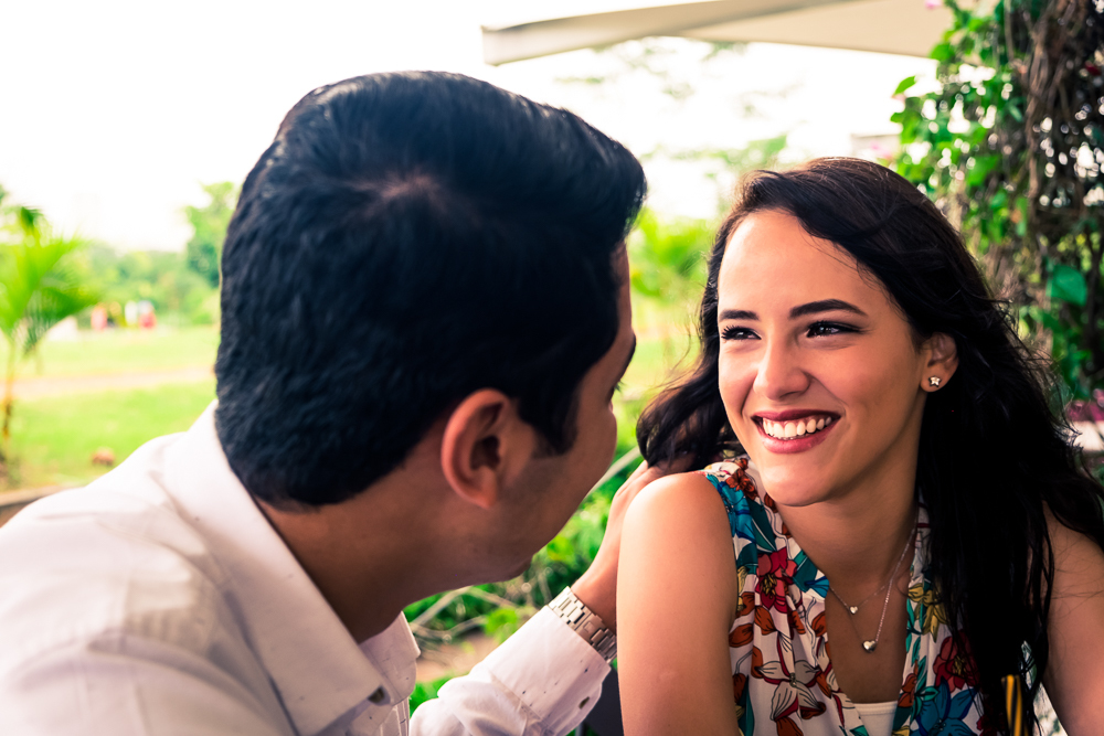 fotografia do casal de noivos no ensaio pre casamento, wedding. Eles estão se olhando com carinho e ela está sorrindo. Ensaio no Parque Vila Lobos, Alto de Pinheiros, São Paulo, SP em uma dia de muita chuva.