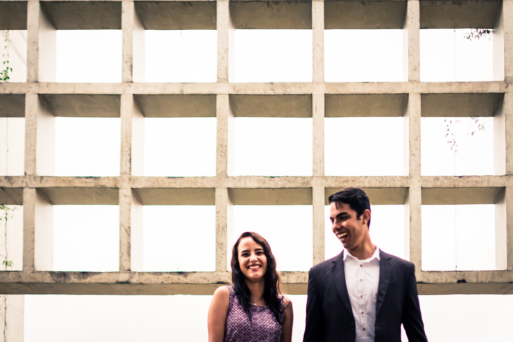 Fotografia do casal, o noivo e a noiva, no ensaio pre casamento, wedding sorrindo felizes. Ensaio fotográfico no Parque Vila Lobos, Alto de Pinheiros, São Paulo, SP em uma dia de muita chuva.