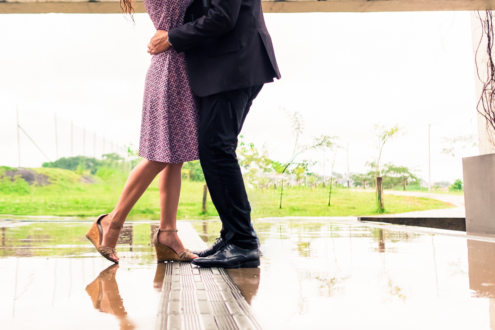 Foto do casal, noivos no pre wedding, casamento se abraçando. Ensaio fotográfico no Parque Vila Lobos, Alto de Pinheiros, São Paulo, SP em uma dia de muita chuva.