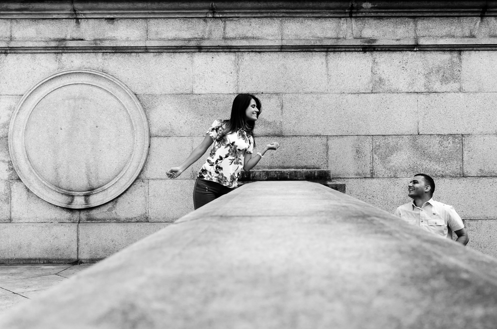 Fotografia  preto e branco, pb, do ensaio pre casamento, wedding, do casal de noivos em um dia de sol com arquitetura. O noivo e a noiva estão no Parque do Ipiranga, Bairro Ipiranga, São Paulo, Brasil.