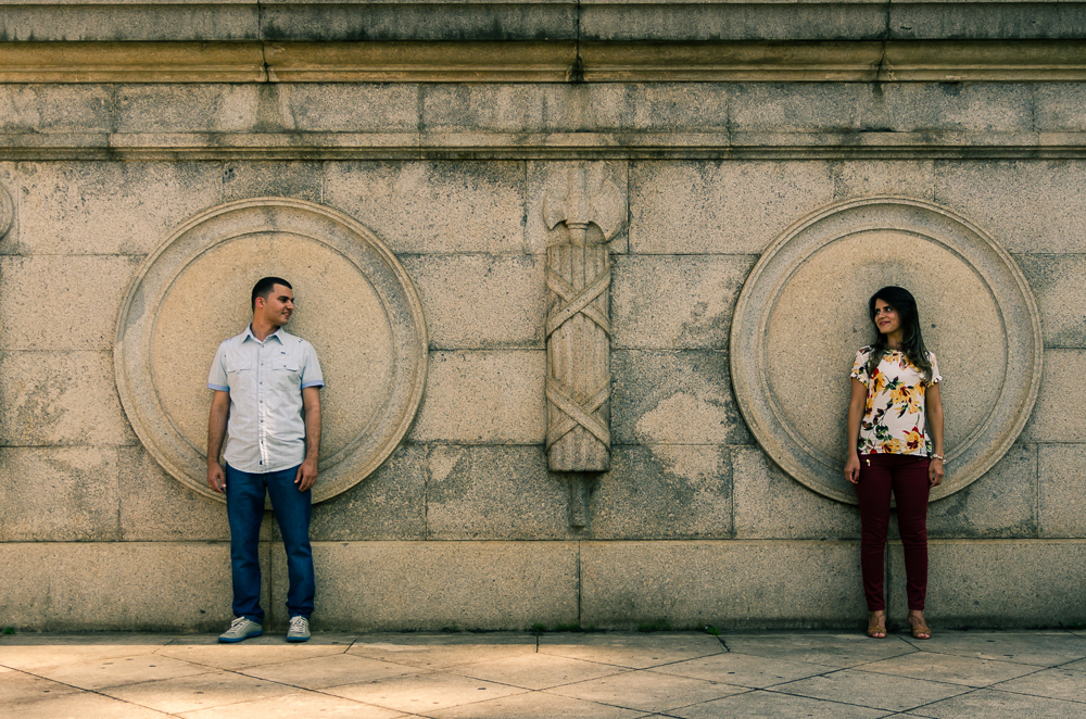 Fotografia  preto e branco, pb, do ensaio pre casamento, wedding, do casal de noivos em um dia de sol com arquitetura. O noivo e a noiva estão no Parque do Ipiranga, Bairro Ipiranga, São Paulo, Brasil.