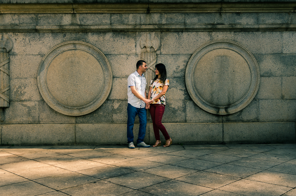 Fotografia  preto e branco, pb, do ensaio pre casamento, wedding, do casal de noivos em um dia de sol com arquitetura. O noivo e a noiva estão no Parque do Ipiranga, Bairro Ipiranga, São Paulo, Brasil.