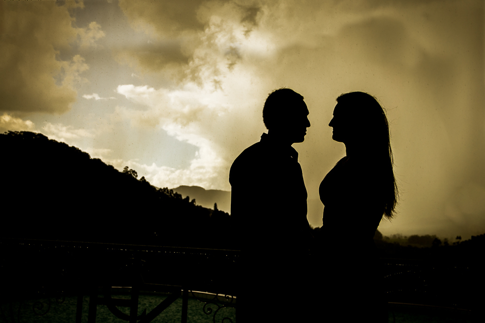 Foto do ensaio pre wedding, casamento, do casal de noivos. ao ar livre, o noivo de terno, a noiva de vestido no Hotel Capo Zorial com piscina e monte ao fundo no Recanto do Maestro em São João do Polêsine, RS, próximo de Santa Maria, RS