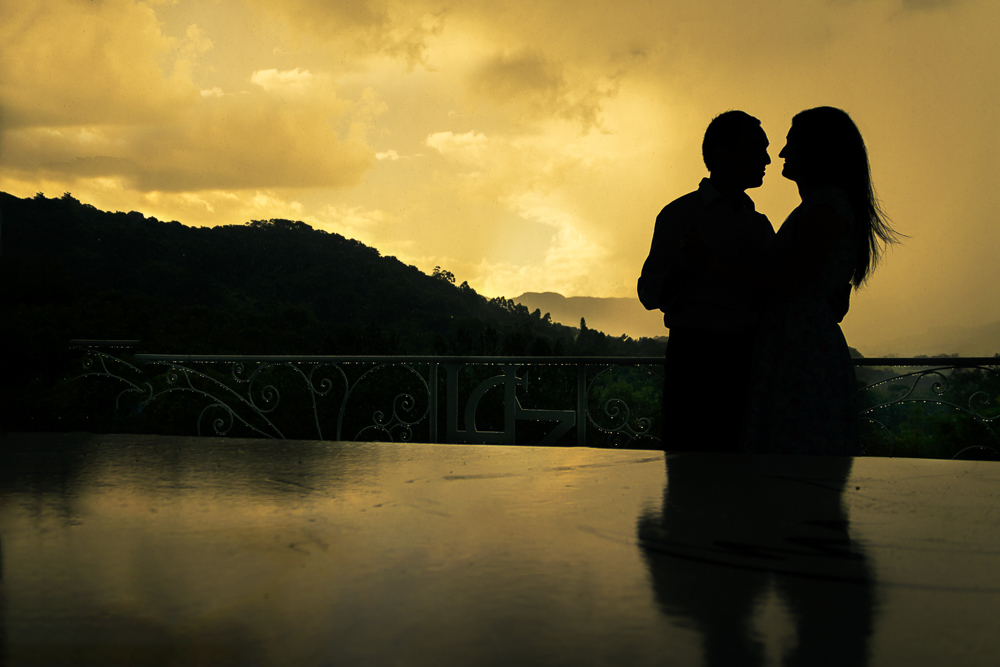 Foto do ensaio pre wedding, casamento, do casal de noivos. ao ar livre, o noivo de terno, a noiva de vestido no Hotel Capo Zorial com piscina e monte ao fundo no Recanto do Maestro em São João do Polêsine, RS, próximo de Santa Maria, RS