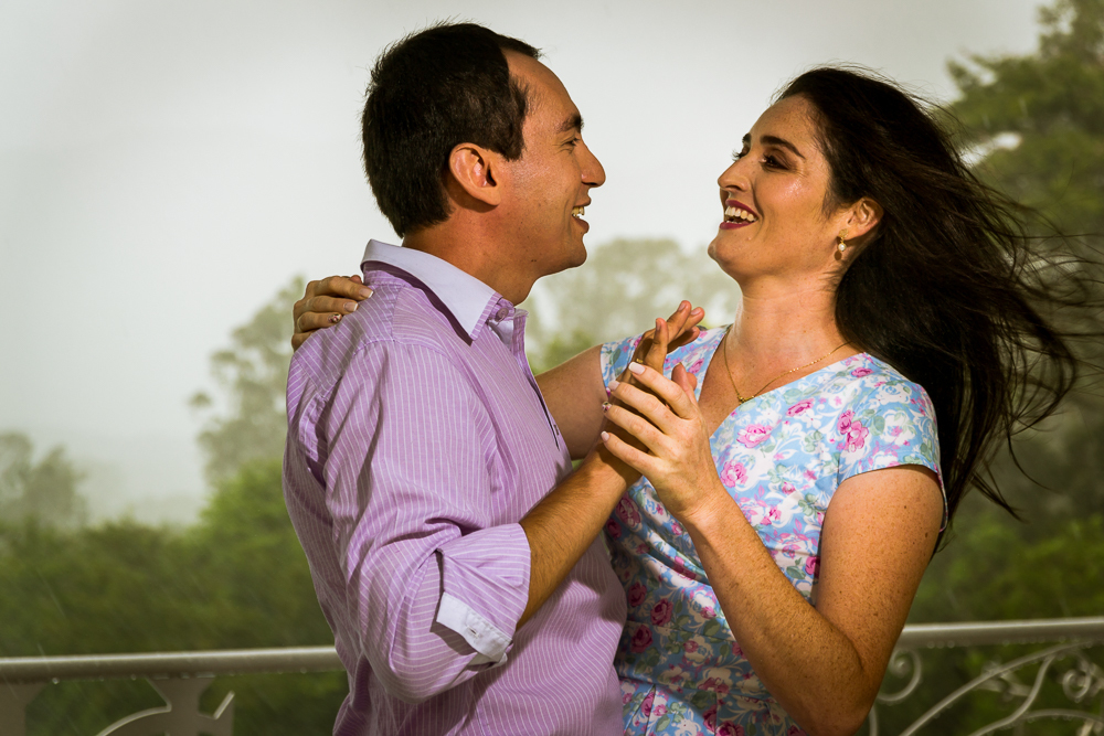 Foto do ensaio pre wedding, casamento, do casal de noivos. ao ar livre, o noivo de terno, a noiva de vestido no Hotel Capo Zorial com piscina e monte ao fundo no Recanto do Maestro em São João do Polêsine, RS, próximo de Santa Maria, RS