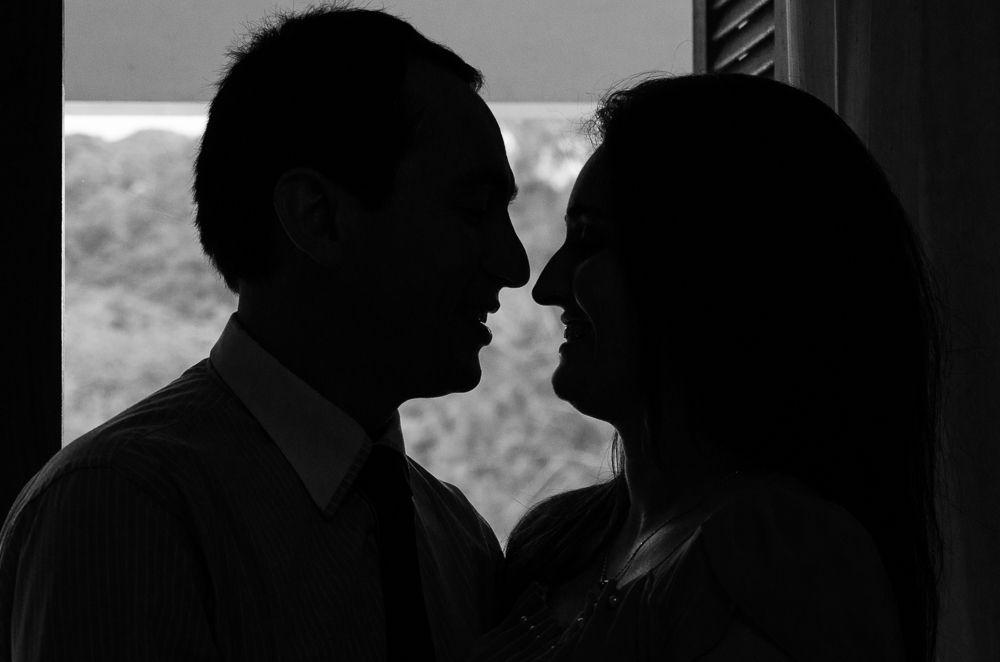 Foto do ensaio pre wedding, casamento, do casal de noivos no quarto do hotel, o noivo de terno, a noiva de vestido no Hotel Capo Zorial com piscina e monte ao fundo no Recanto do Maestro em São João do Polêsine, RS, próximo de Santa Maria, RS