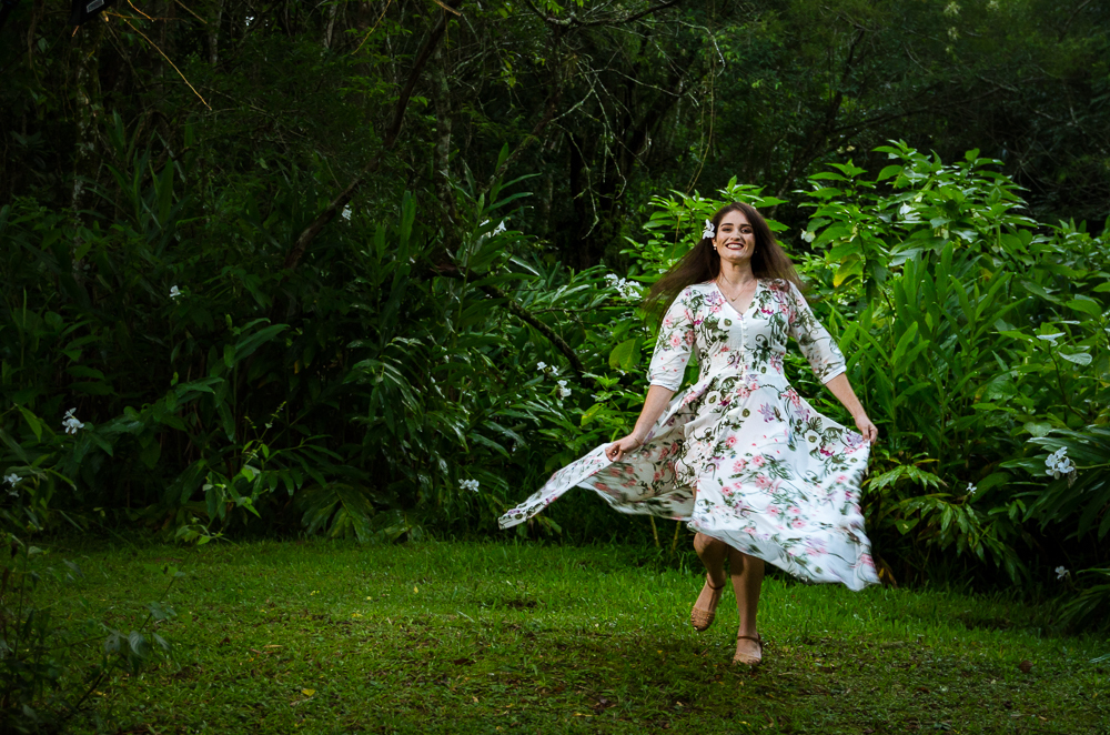 Foto do ensaio pre wedding, casamento, do casal ao ar livre no riacho com cascalhos na vegetação verde no Hotel Capo Zorial com piscina e monte ao fundo no Recanto do Maestro em São João do Polêsine, RS, próximo de Santa Maria, RS