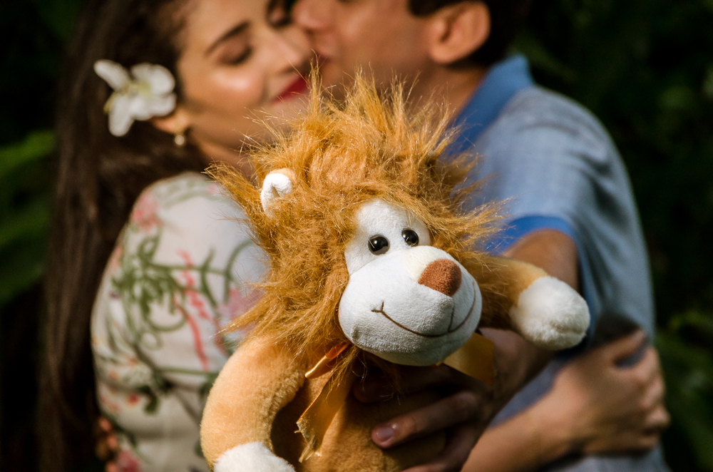 Foto do ensaio pre wedding, casamento, do casal ao ar livre no riacho com cascalhos na vegetação verde no Hotel Capo Zorial com piscina e monte ao fundo no Recanto do Maestro em São João do Polêsine, RS, próximo de Santa Maria, RS