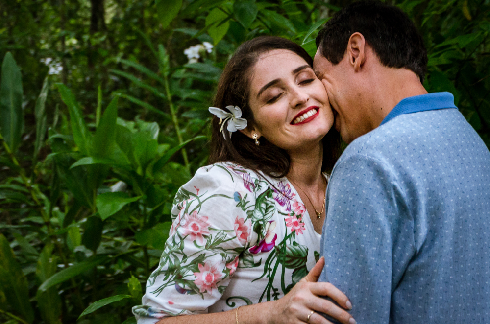 Foto do ensaio pre wedding, casamento, do casal ao ar livre no riacho com cascalhos na vegetação verde no Hotel Capo Zorial com piscina e monte ao fundo no Recanto do Maestro em São João do Polêsine, RS, próximo de Santa Maria, RS