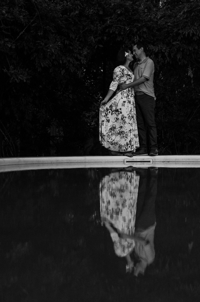 Foto do ensaio pre wedding, casamento, do casal ao ar livre no na piscina no Hotel Capo Zorial com piscina e monte ao fundo no Recanto do Maestro em São João do Polêsine, RS, próximo de Santa Maria, RS