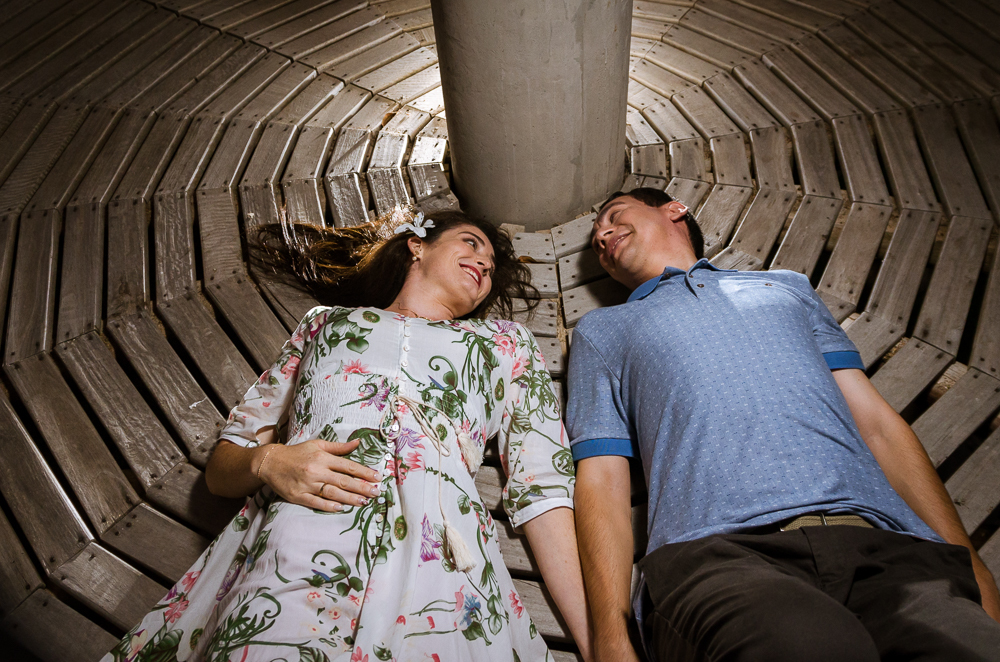 Foto do ensaio pre wedding, casamento, do casal ao ar livre no  Hotel Capo Zorial com piscina e monte ao fundo no Recanto do Maestro em São João do Polêsine, RS, próximo de Santa Maria, RS