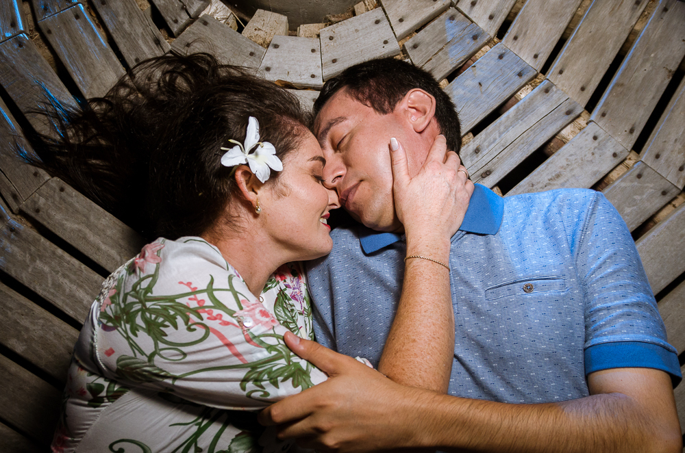Foto do ensaio pre wedding, casamento, do casal ao ar livre no  Hotel Capo Zorial com piscina e monte ao fundo no Recanto do Maestro em São João do Polêsine, RS, próximo de Santa Maria, RS