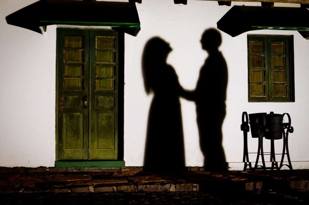 Foto do ensaio pre wedding, casamento, do casal ao ar livre no  Hotel Capo Zorial com piscina e monte ao fundo no Recanto do Maestro em São João do Polêsine, RS, próximo de Santa Maria, RS