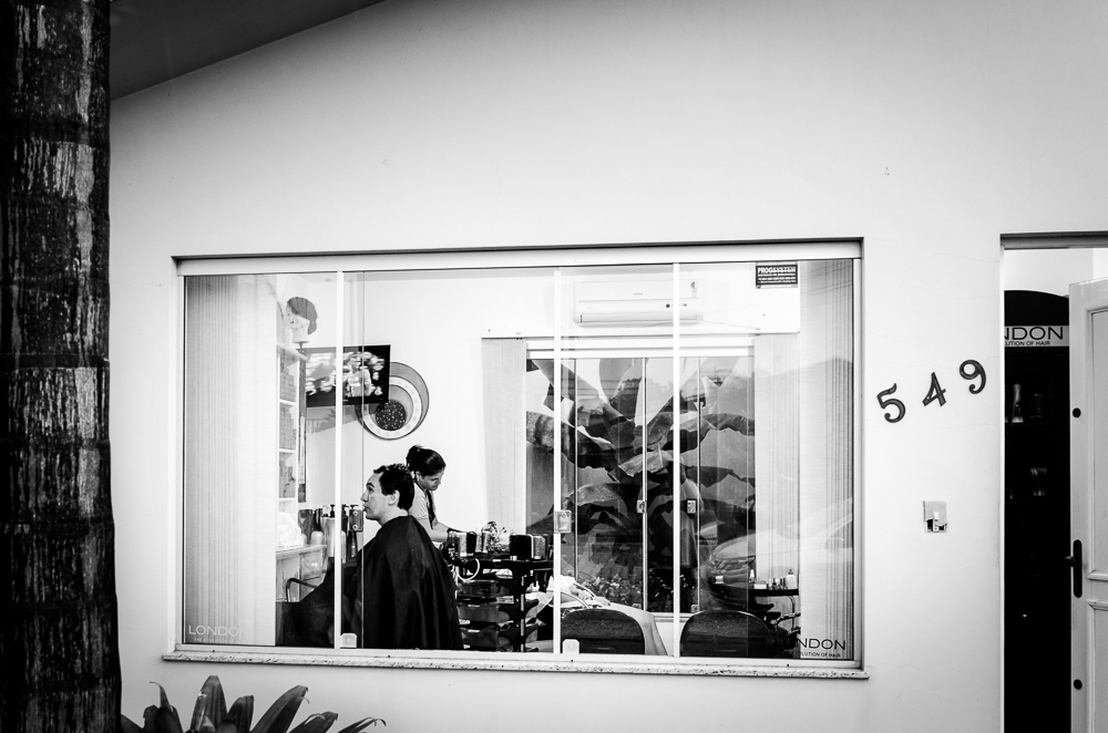 Foto do making of do noivo no dia do casamento no salão de beleza cortando o cabelo em Restinga Seca, RS