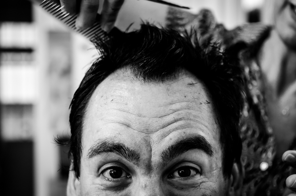 Foto do making of do noivo no dia do casamento no salão de beleza cortando o cabelo em Restinga Seca, RS