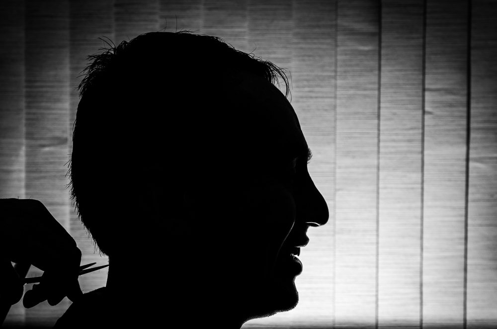 Foto do making of do noivo no dia do casamento no salão de beleza cortando o cabelo em Restinga Seca, RS