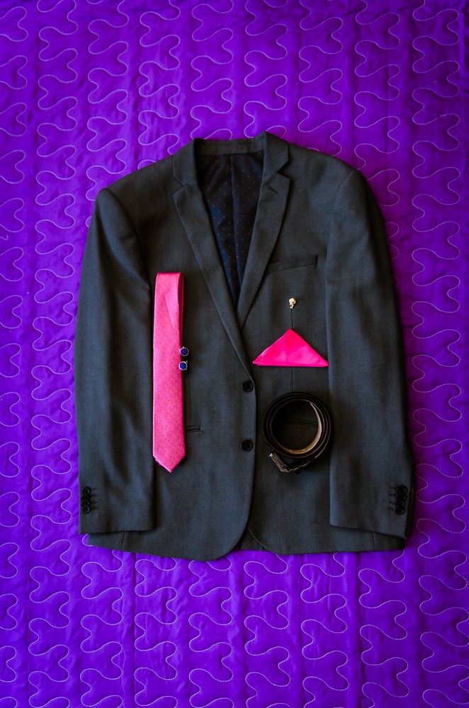 Foto do making of no quarto do noivo no dia do casamento do terno, broche, abotoaduras, lenço e cinto em Restinga Seca e casamento em Santa Maria, RS