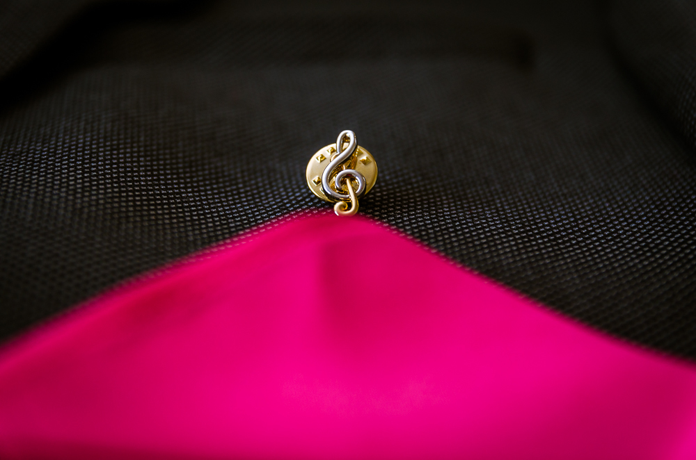 Foto do making of no quarto do noivo no dia do casamento do terno, broche, abotoaduras, lenço em Restinga Seca e casamento em Santa Maria, RS