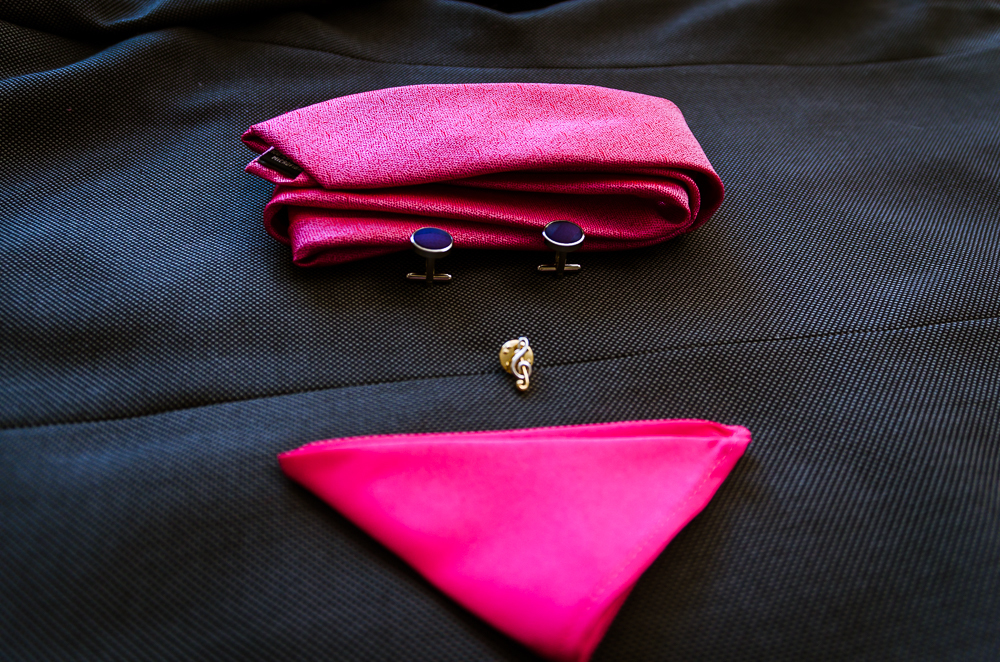 Foto do making of no quarto do noivo no dia do casamento do terno, broche, abotoaduras, lenço em Restinga Seca e casamento em Santa Maria, RS