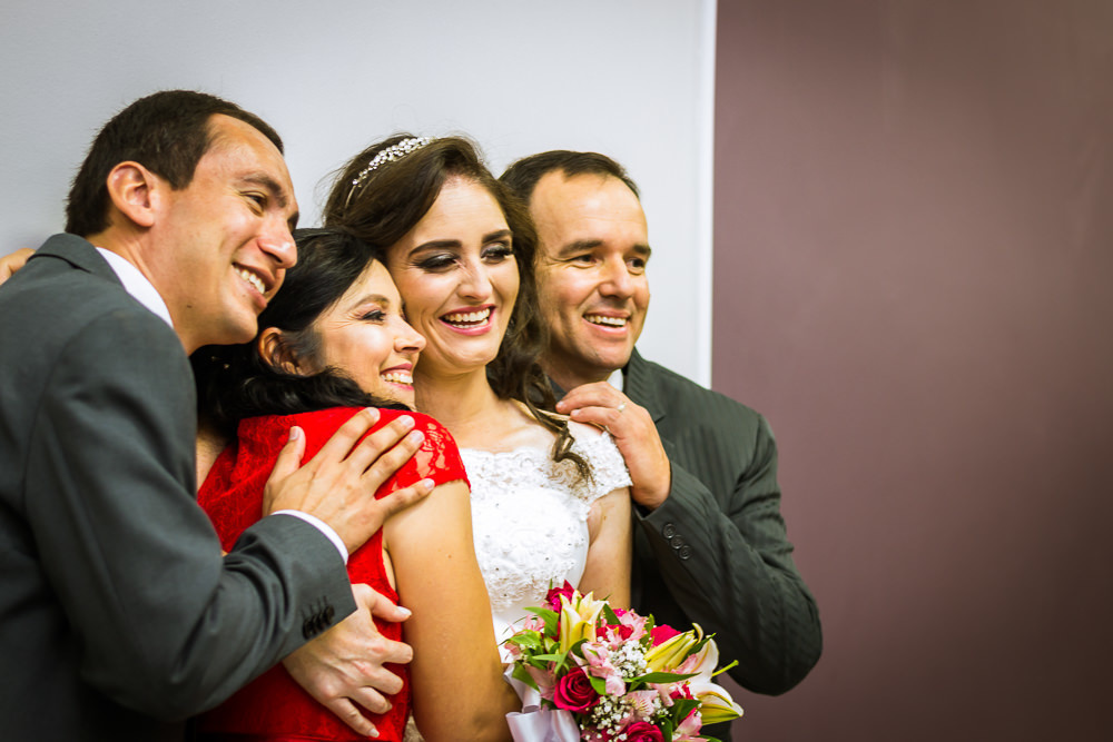 Foto da cerimônia de casamento no Salão do Reino das Testemunhas de Jeová, JW, em Santa Maria, RS. Retrato oficial posada dos noivos com a família da noiva, tio e tia.