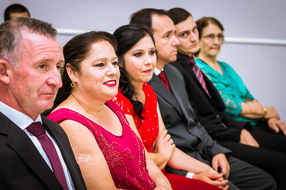 Foto da cerimônia de casamento no Salão do Reino das Testemunhas de Jeová, JW, em Santa Maria, RS. A família da noiva com a mãe, o pai, irmão e avó da noiva.