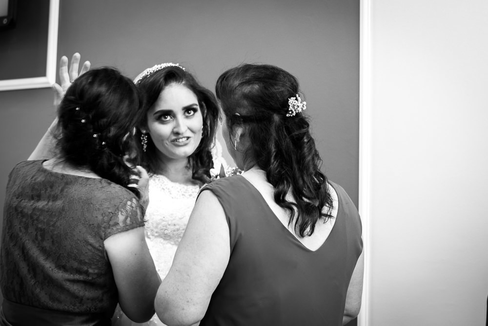 Foto da cerimônia de casamento no Salão do Reino das Testemunhas de Jeová, JW, em Santa Maria, RS. Conversa entre a mãe e tia da noiva. Foto em preto e branco, pb.