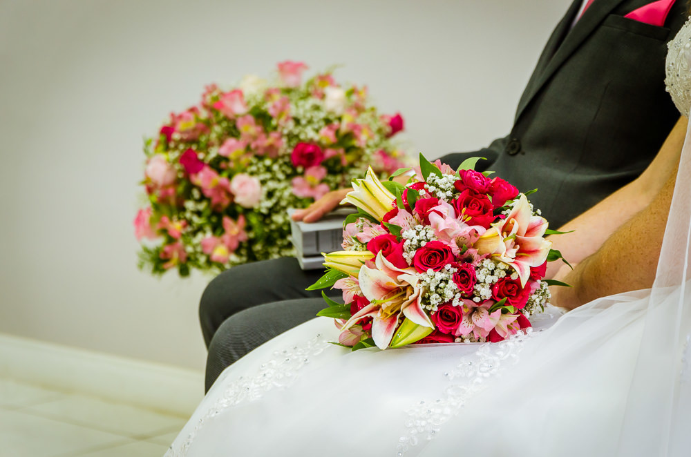 Foto da cerimônia de casamento no Salão do Reino das Testemunhas de Jeová, JW, em Santa Maria, RS. Orador do discurso de casamento,Bouquet, buquê da noiva de flores naturais vermelhas, amarelas e brancas.