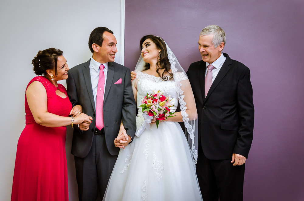 Foto da cerimônia de casamento no Salão do Reino das Testemunhas de Jeová, JW, em Santa Maria, RS. Retrato oficial posada dos noivos com a família do noivo, pai, mãe.
