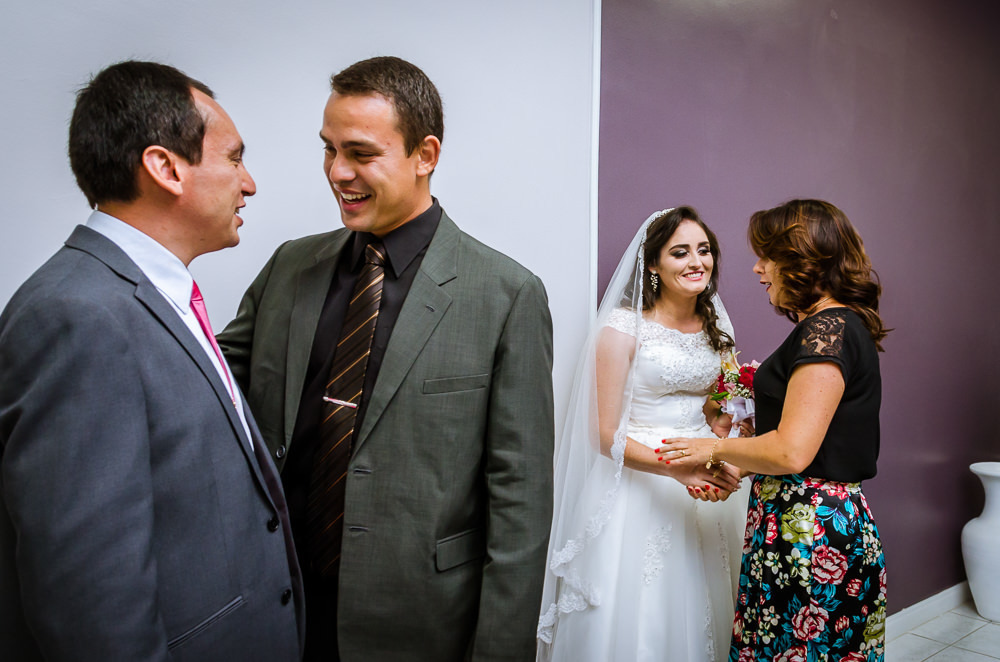 Foto da cerimônia de casamento no Salão do Reino das Testemunhas de Jeová, JW, em Santa Maria, RS. Momento de emoção no cumprimento do irmão do noivo e cunhada cumprimenta a noiva.