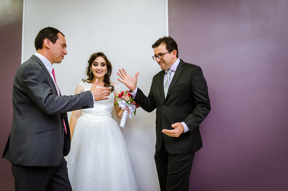 Foto da cerimônia de casamento no Salão do Reino das Testemunhas de Jeová, JW, em Santa Maria, RS. O amigo do noiva o cumprimenta.