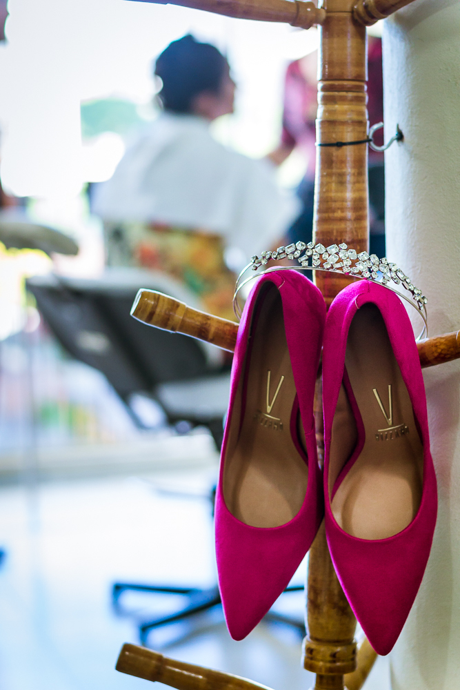 Foto do ensaio making ok na noiva no salão de beleza Centher Hair no dia da noiva fazendo o penteado e maquiagem. Detalhe dos sapatos Visano rosa e Tiara. Em Santa Maria, RS